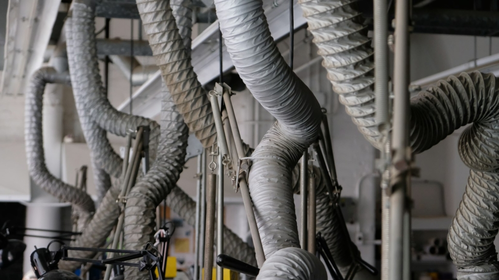 Conductos de ventilación flexibles colgando de un techo