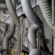 Conductos de ventilación flexibles colgando de un techo