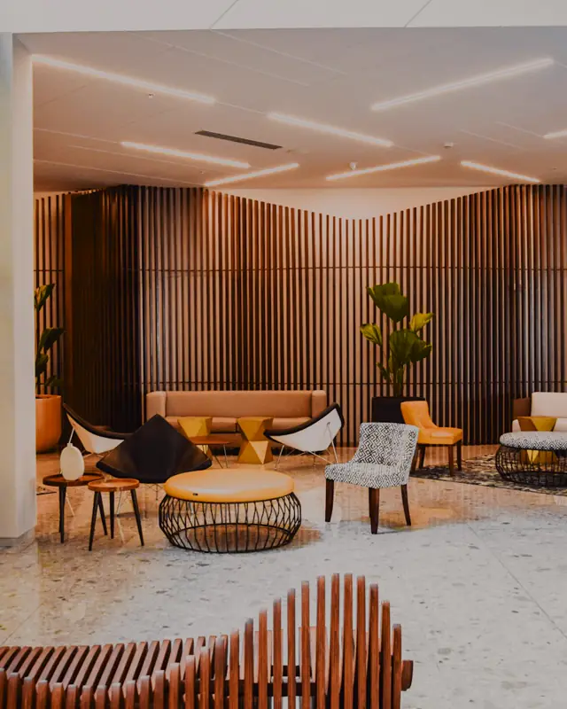 Vestíbulo de hotel moderno