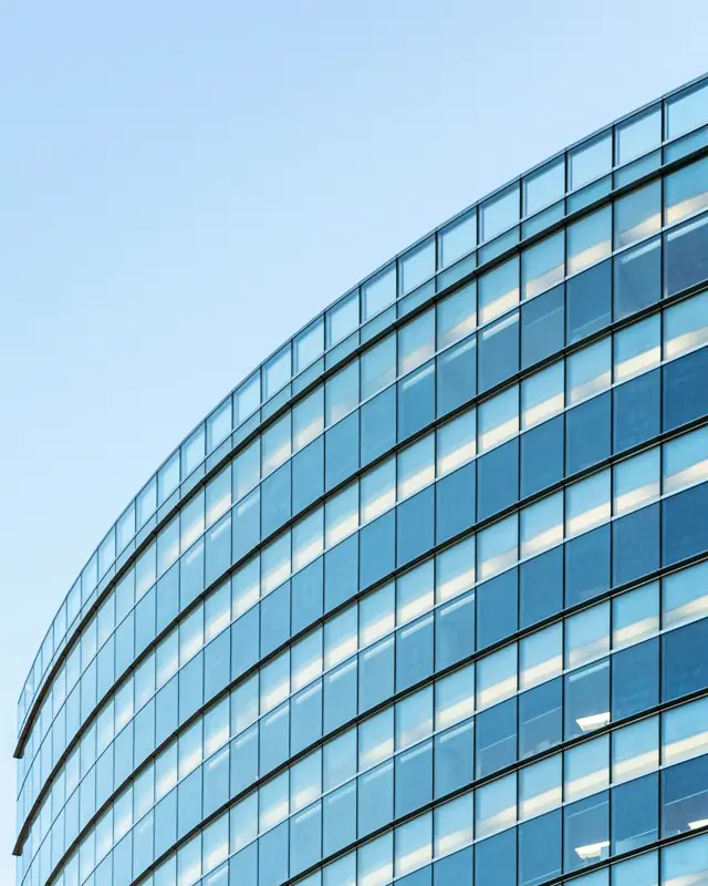 Edificio de oficinas con fachada de vidrio