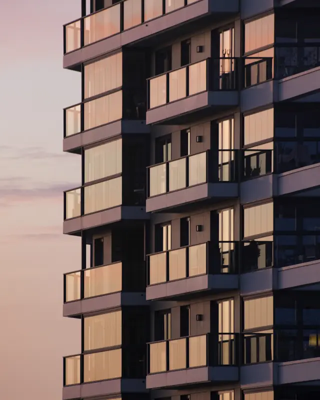 Edificio residencial moderno con balcones de cristal