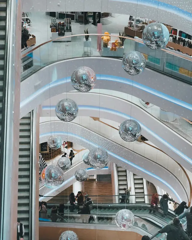 Interior de centro comercial visto desde arriba