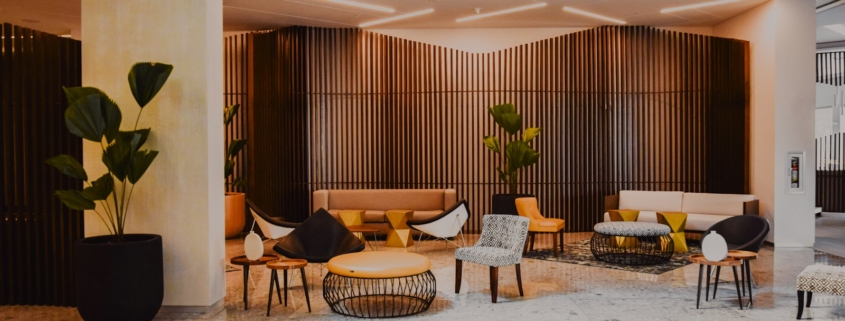 Vestíbulo de hotel moderno