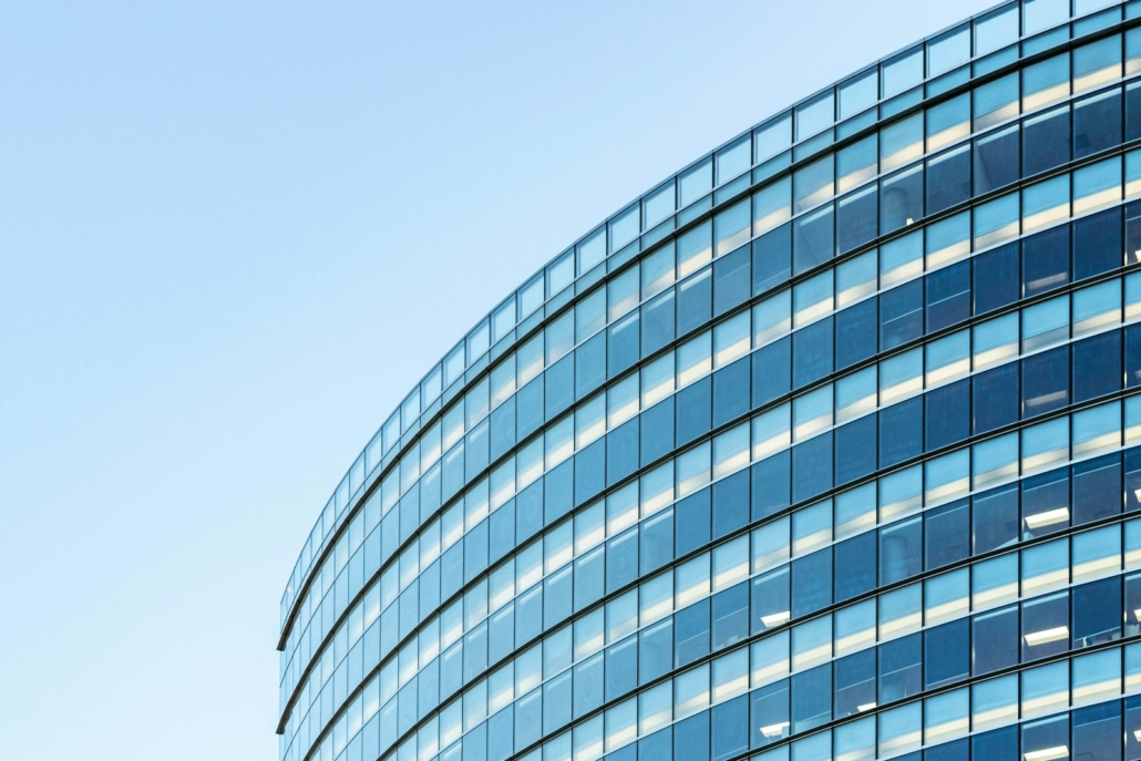 Edificio de oficinas con fachada de vidrio