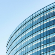 Edificio de oficinas con fachada de vidrio