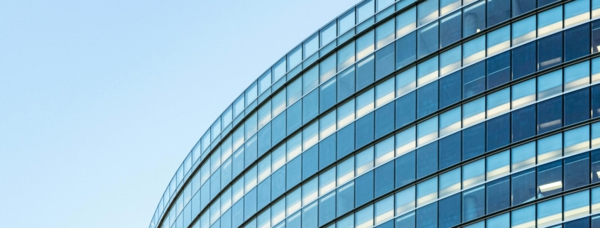 Edificio de oficinas con fachada de vidrio