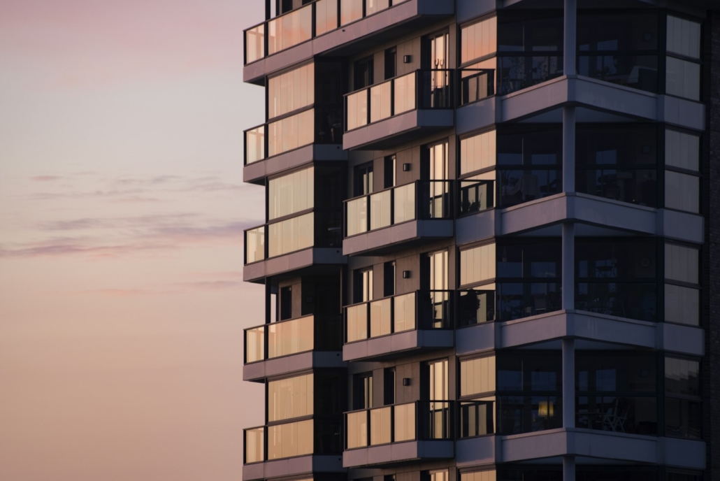 Edificio residencial moderno con balcones de cristal