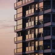Edificio residencial moderno con balcones de cristal