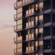 Edificio residencial moderno con balcones de cristal