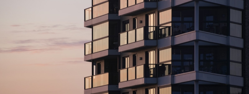 Edificio residencial moderno con balcones de cristal
