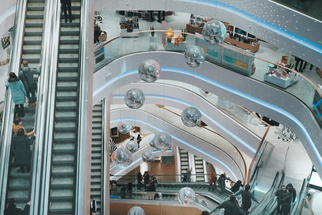 Interior de centro comercial visto desde arriba