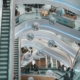 Interior de centro comercial visto desde arriba