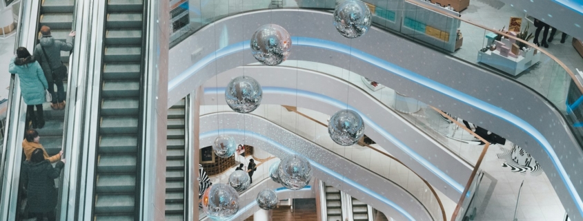 Interior de centro comercial visto desde arriba